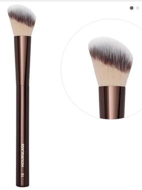 Hourglass
No. 15 Blush Brush